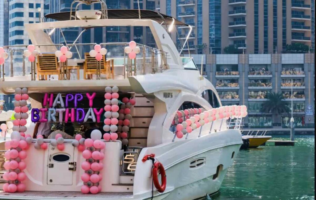 yacht for rent in Dubai