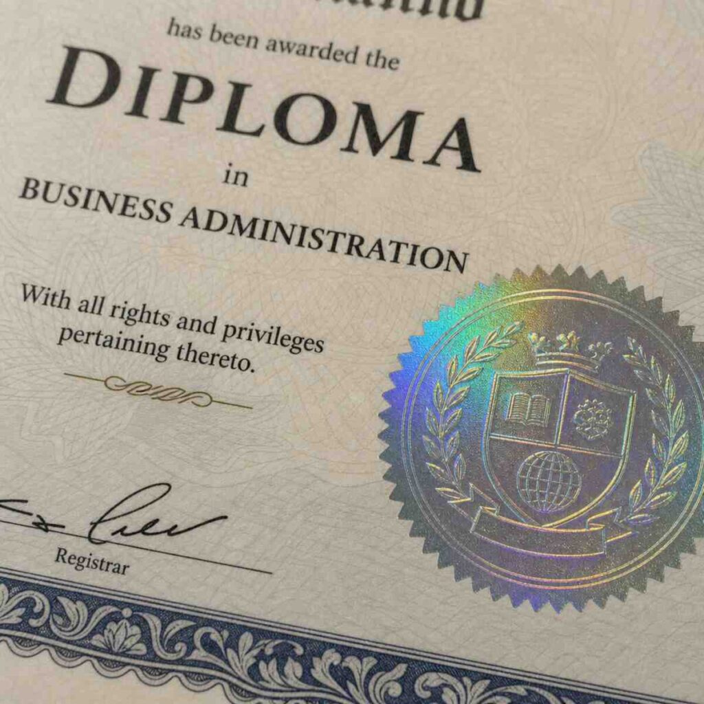 How to verify a university diploma is authentic: security features, seals, transcripts 2 làm bằng đại học uy tín